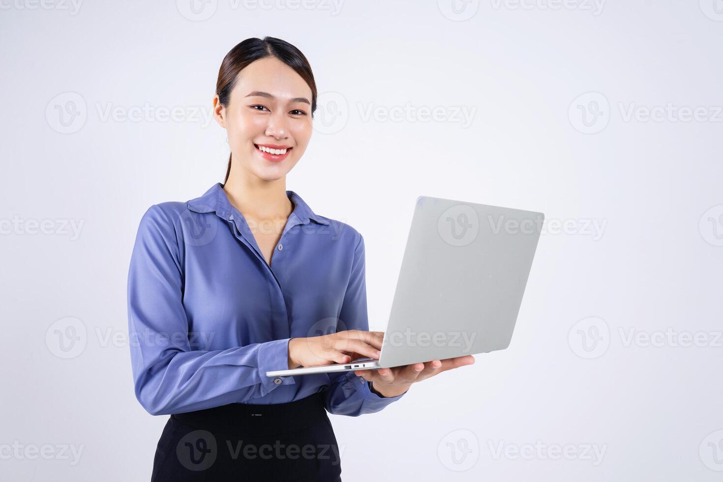 foto de joven asiático mujer de negocios en blanco antecedentes