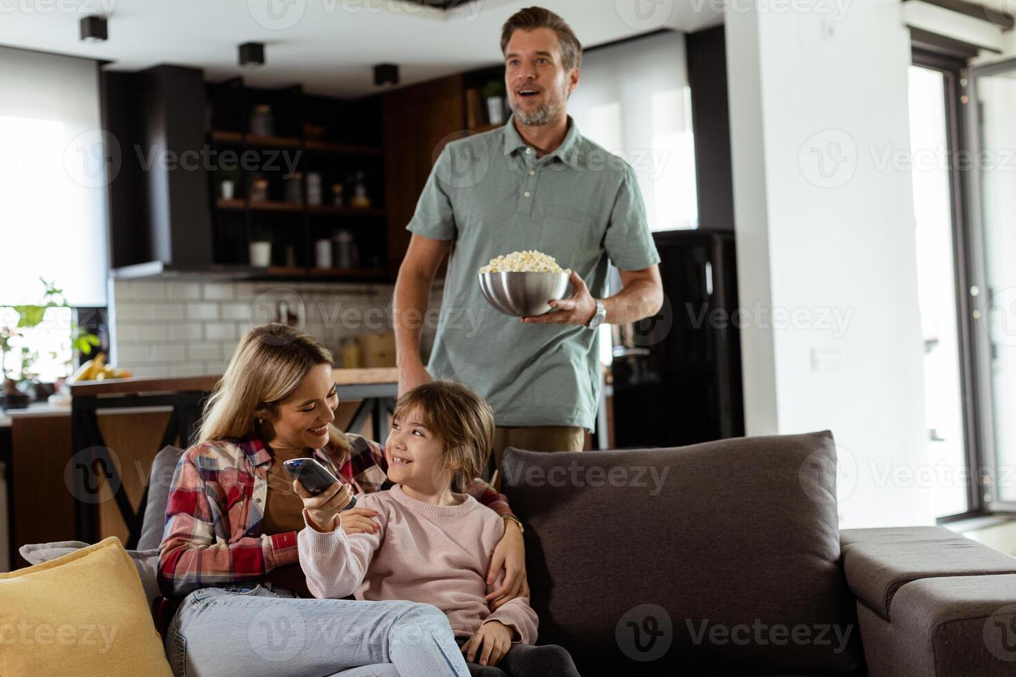 familia película noche, absorto en emocionante escenas a hogar foto