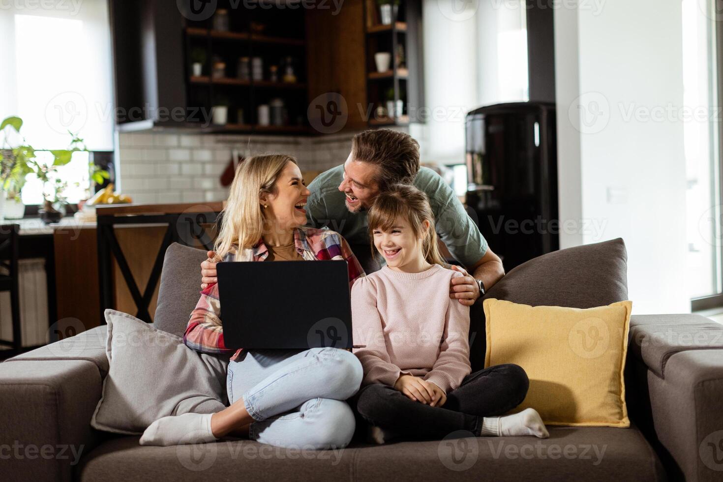 familia unión hora con ordenador portátil en acogedor hogar ajuste foto