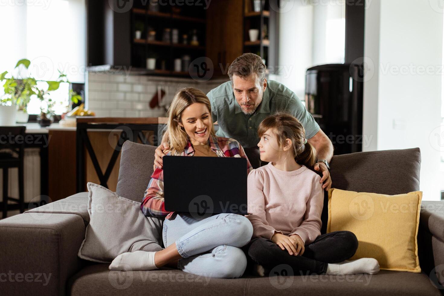 familia unión hora con ordenador portátil en acogedor hogar ajuste foto