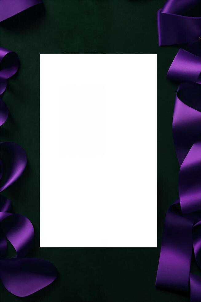 púrpura cintas fronteras con blanco texturizado mesa foto
