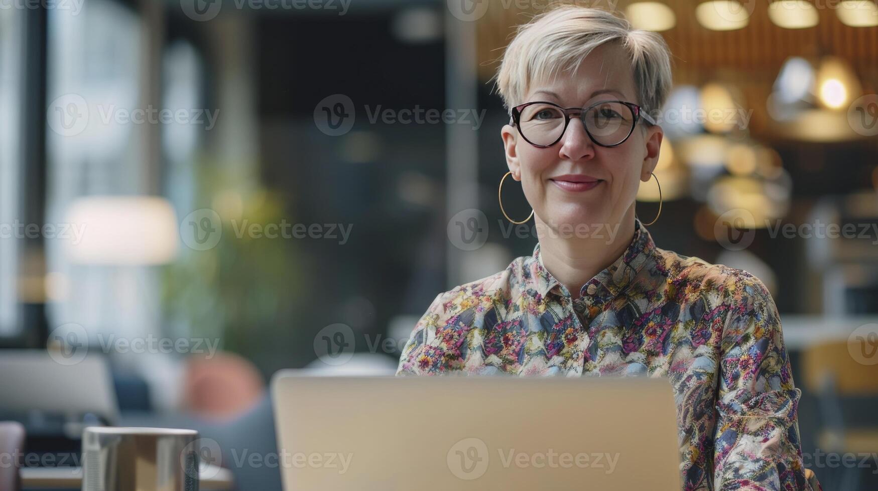 moderno profesionalismo, un americano hora gerente, revestido en un camisa, sentado en frente de un computadora portátil, encarna contemporáneo corporativo estilo foto