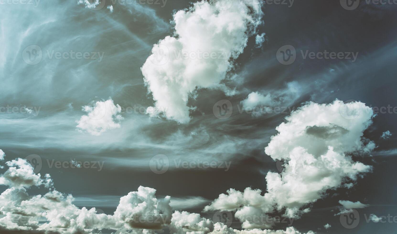 blanco cúmulo nubes en el azul cielo. estética de Clásico película. foto