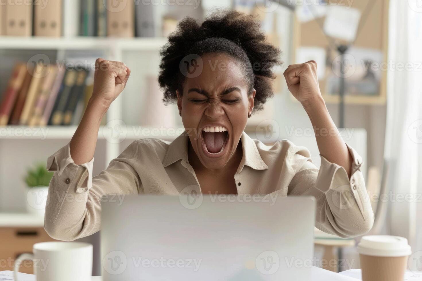 africano americano mujer celebra lotería ganar y trabajo promoción. foto