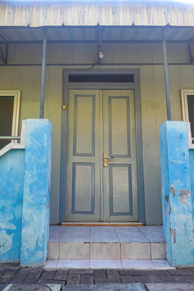 el frente puerta de un holandés este indies estilo casa en indonesia.la frente puerta de un holandés este indies estilo casa en Indonesia. foto