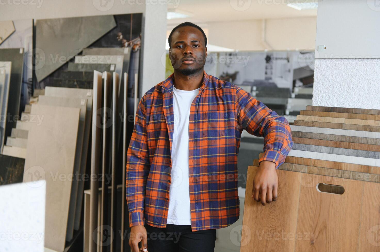 africano americano hombre elegir losas a edificio mercado foto