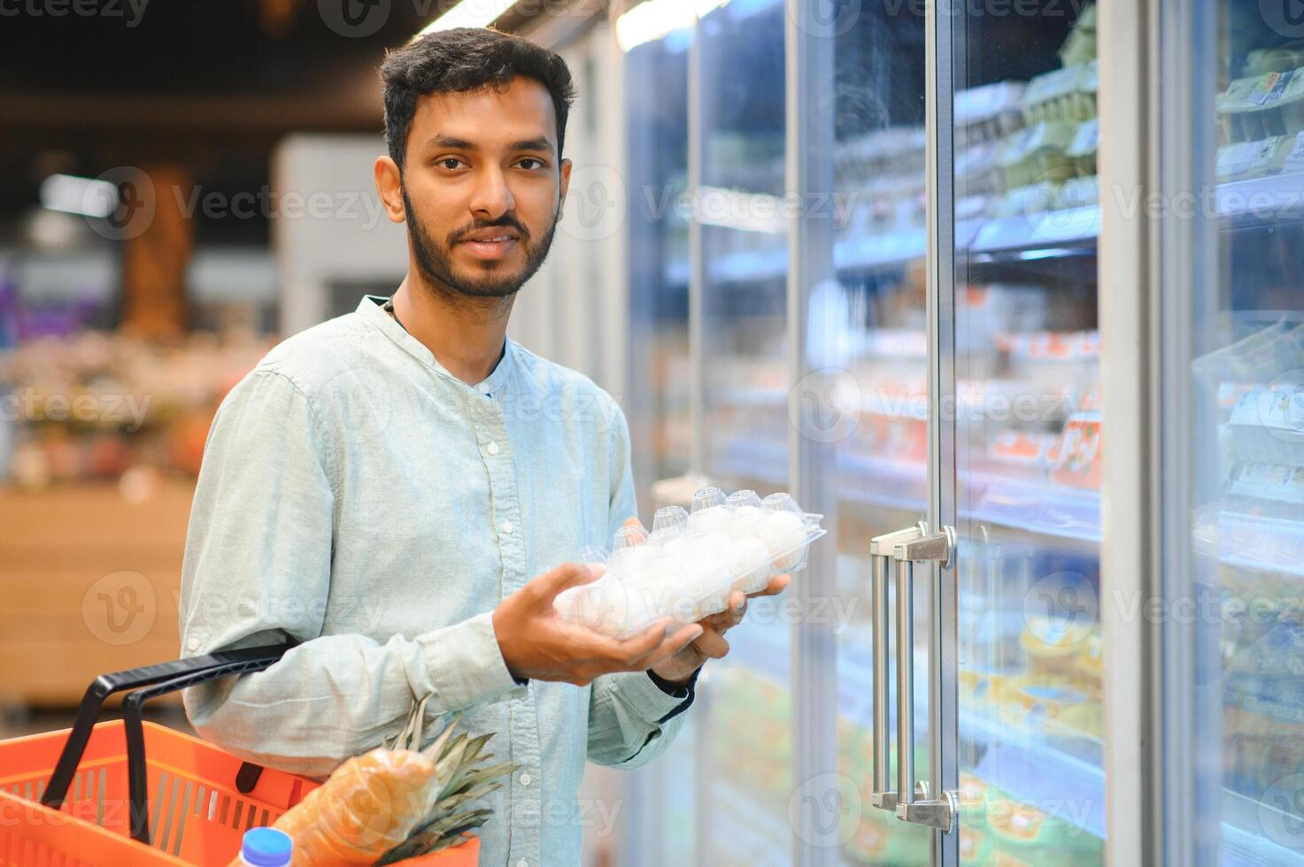 retrato de indio masculino en tienda de comestibles con positivo actitud foto