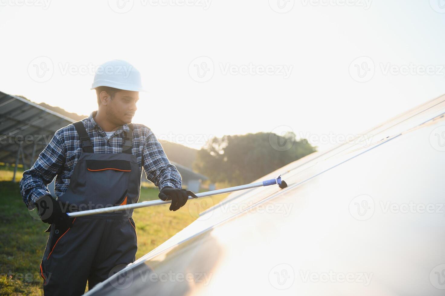 indio trabajador limpieza solar paneles foto