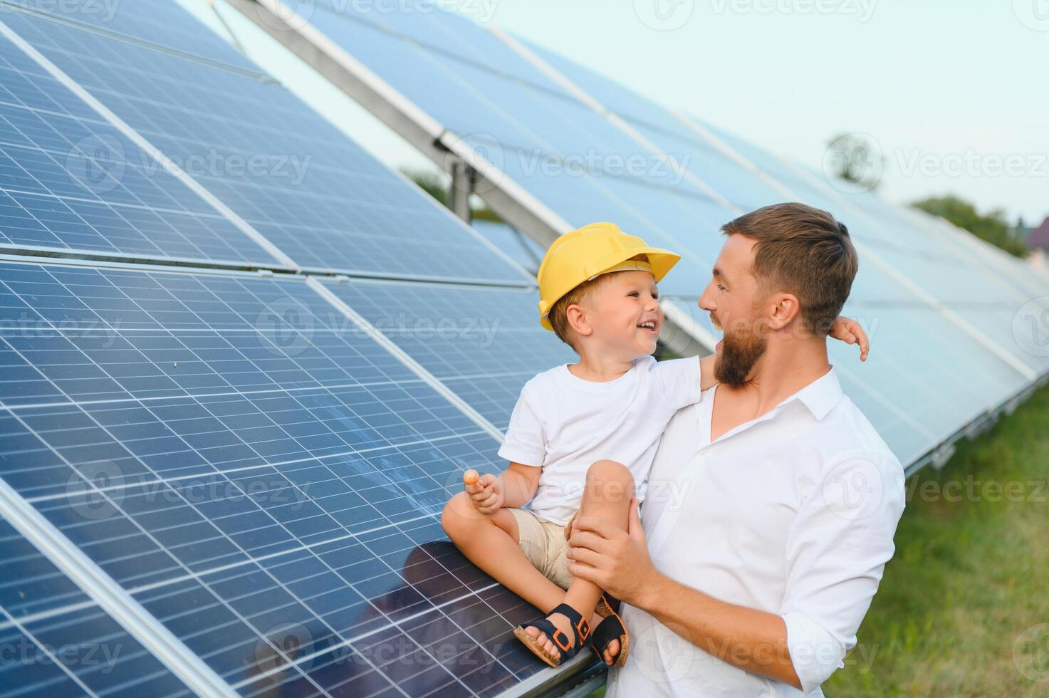 padre y su pequeño hijo cerca solar paneles foto