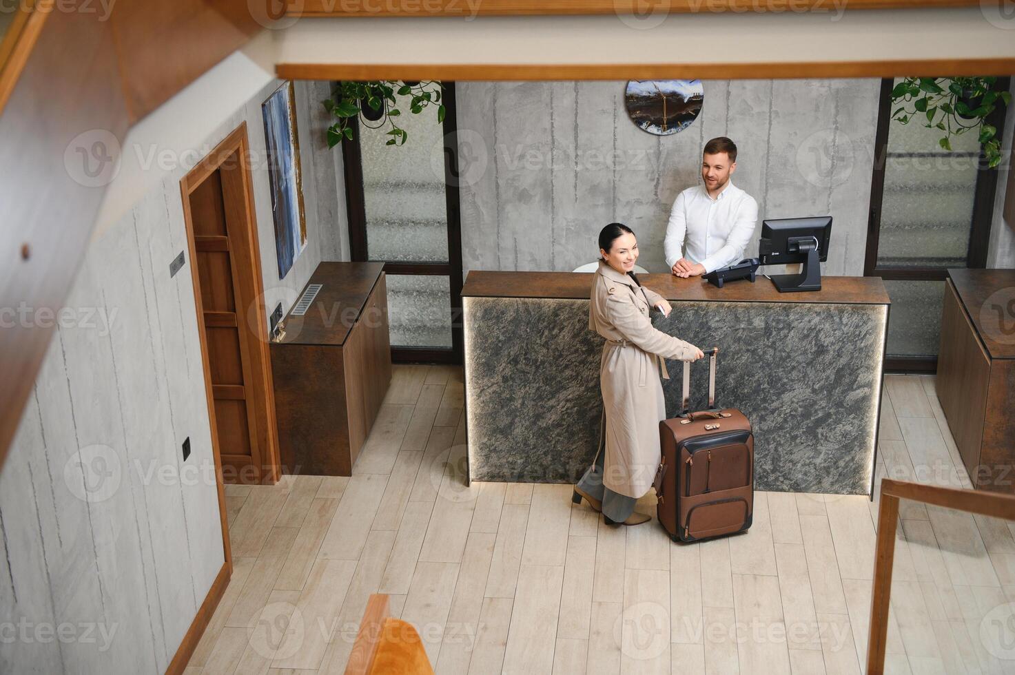 elegante negocio mujer con viaje carretilla equipaje en hotel vestíbulo foto