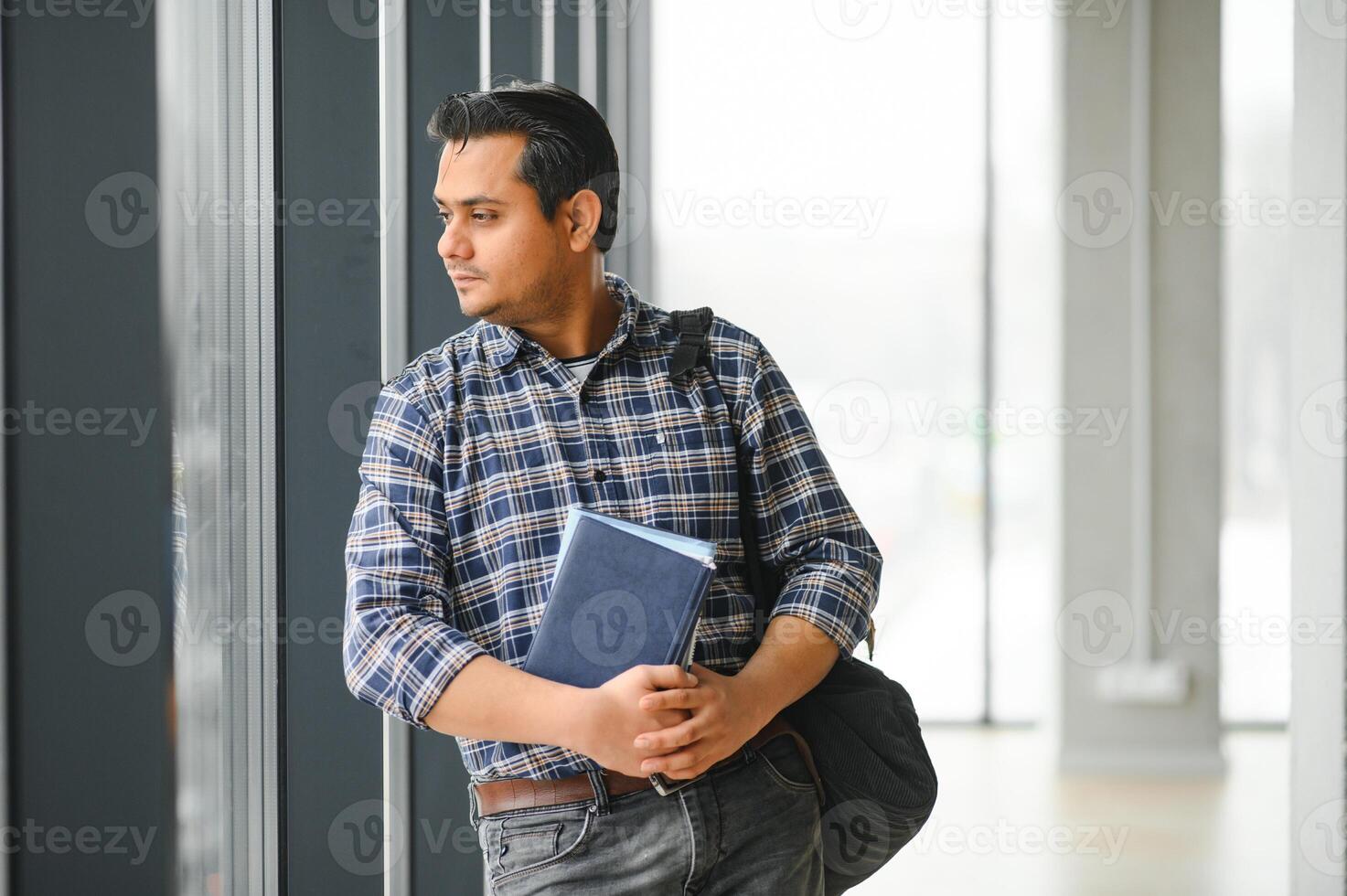 indio masculino estudiante a el Universidad foto