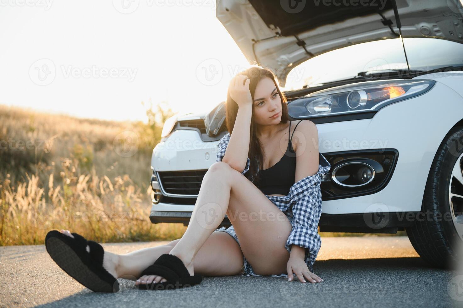 triste mujer Deprimido no conocimiento qué a hacer con roto coche foto