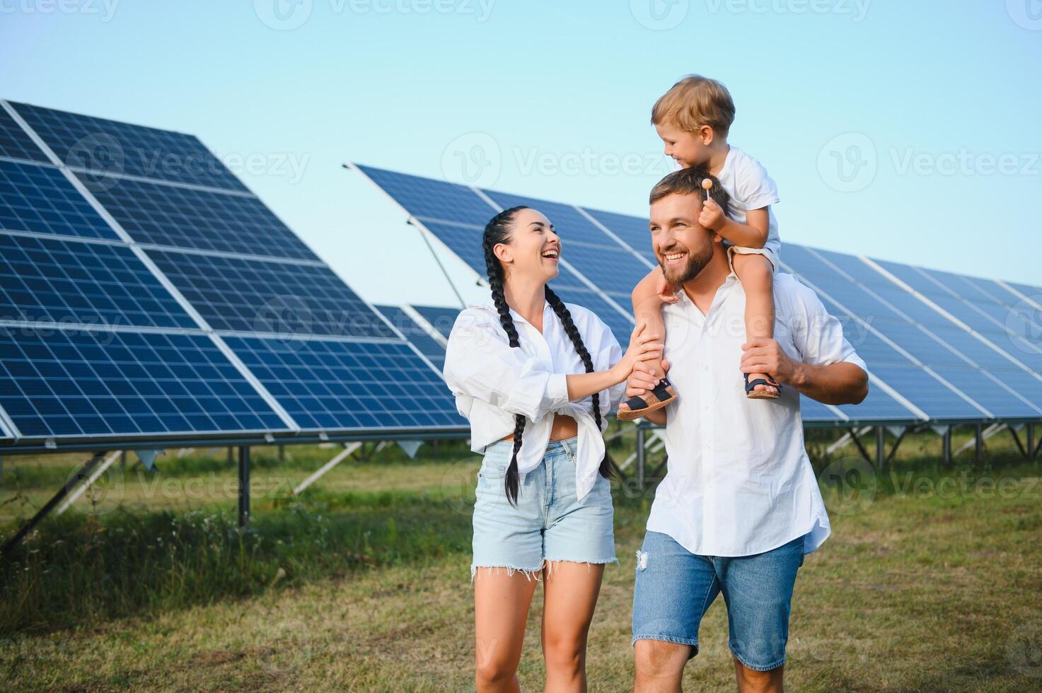 contento familia cerca solar paneles alternativa energía fuente foto