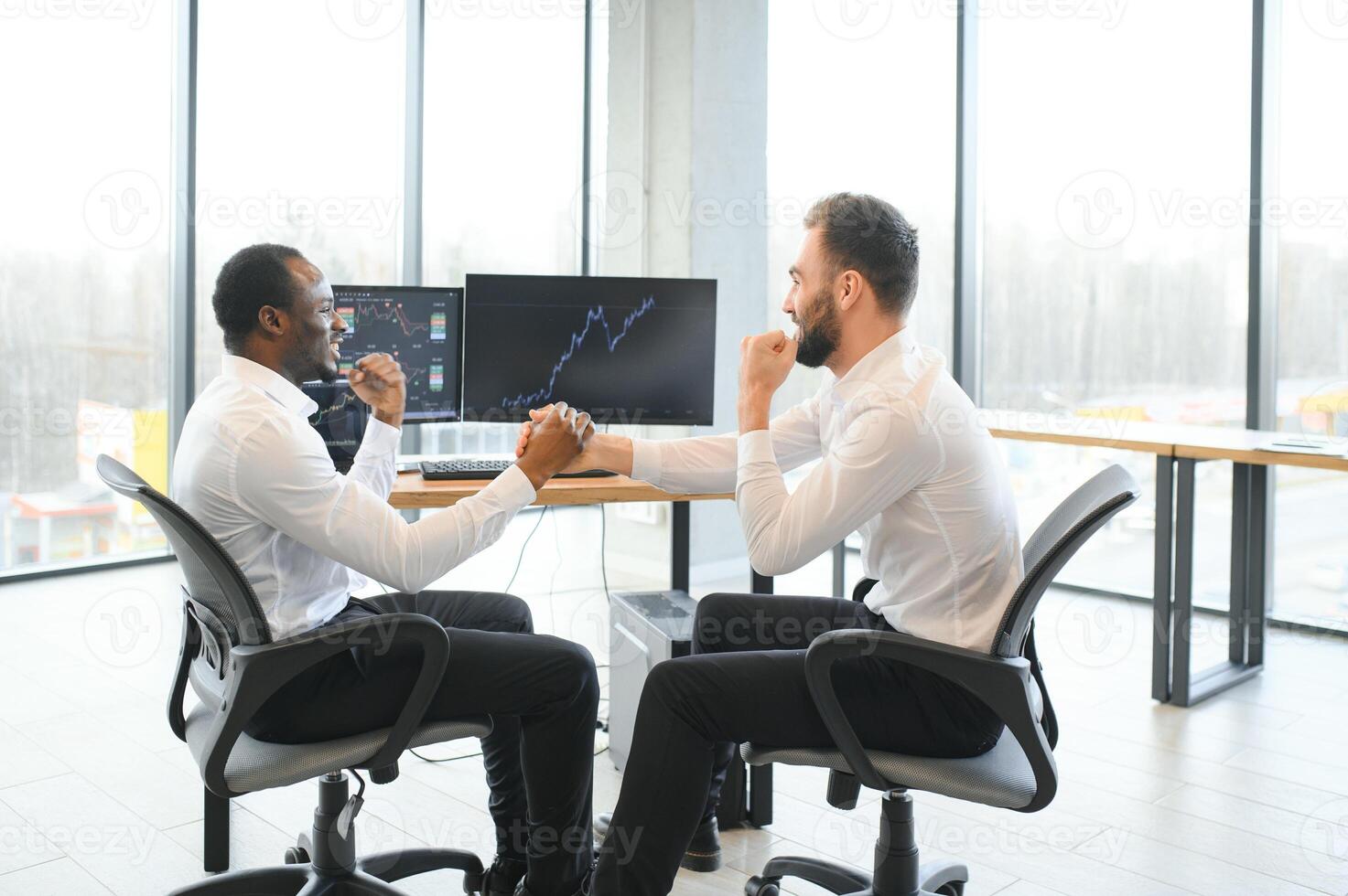 dos contento exitoso emocionado diverso comerciantes inversores dando alto cinco celebrando exitoso valores intercambiar comercio acuerdo foto