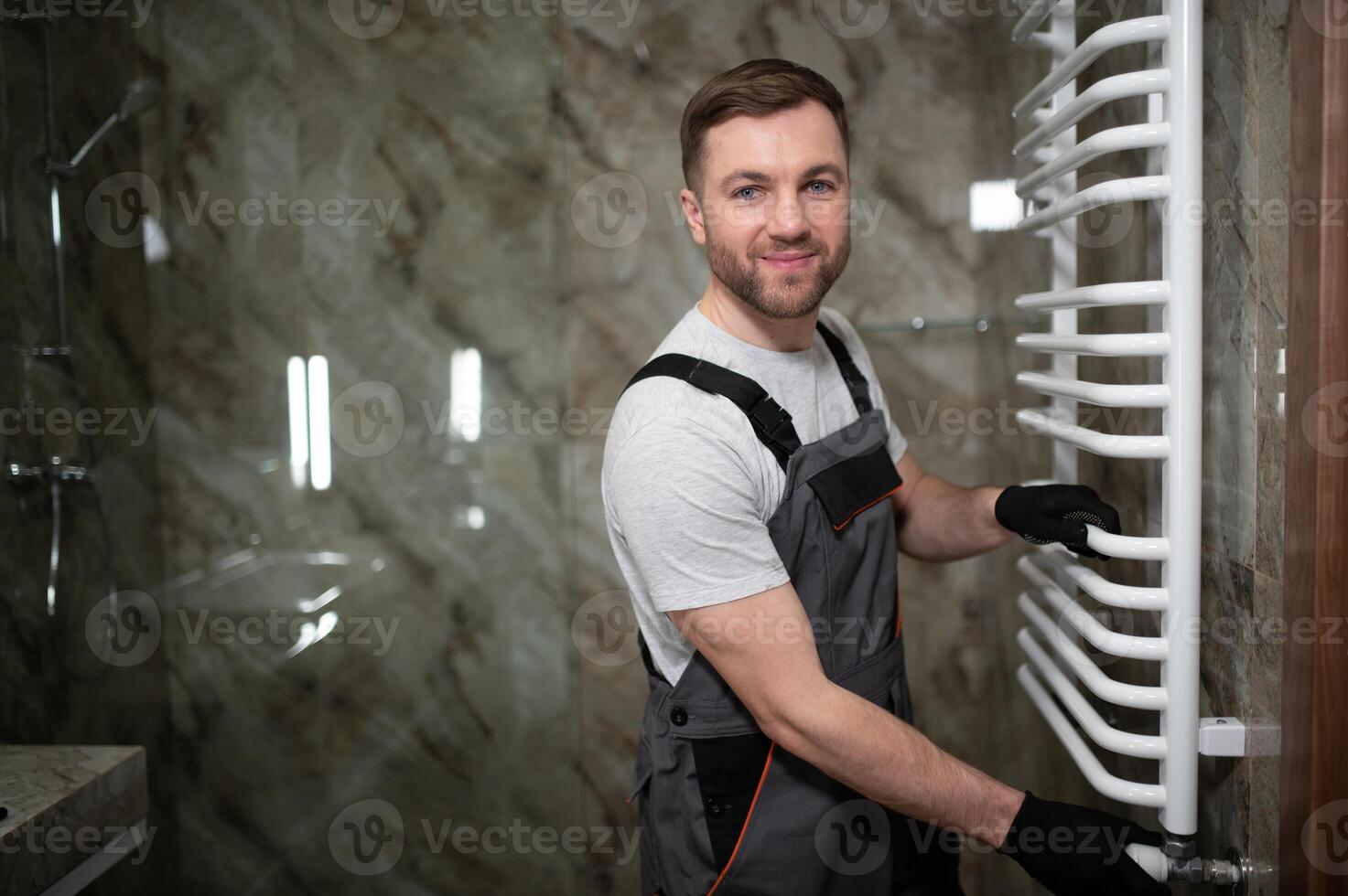 fontanero servicio. personal de mantenimiento instalando calefacción radiador foto