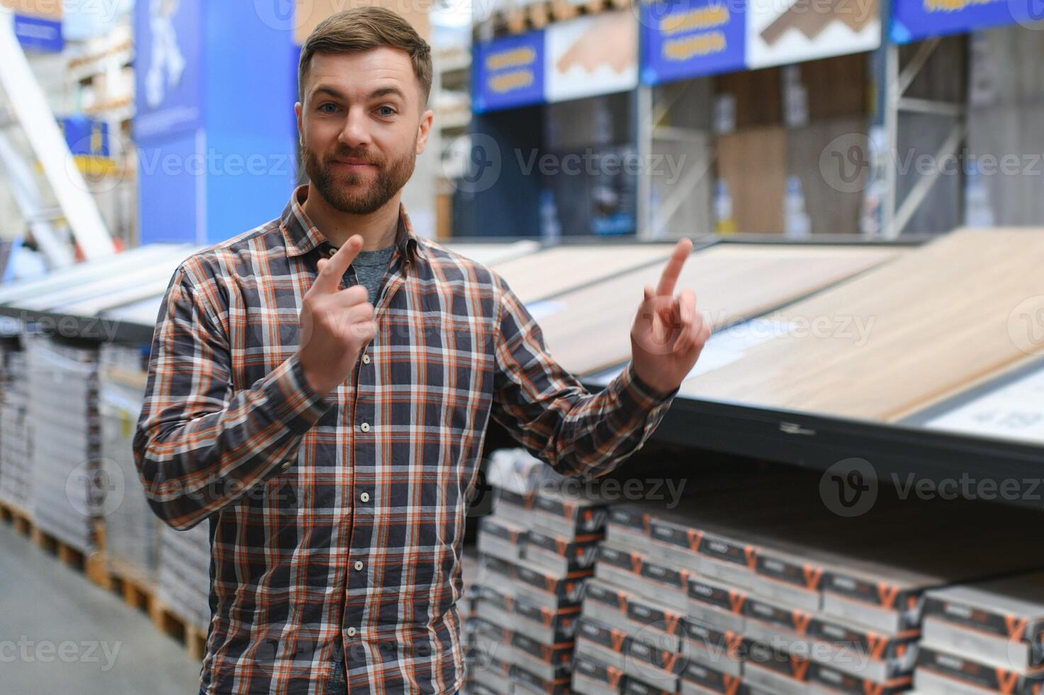 un masculino vendedor-consultor en un hardware Tienda vende laminado foto