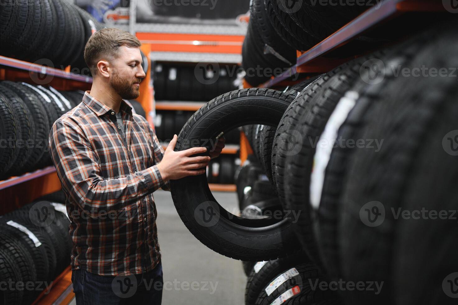 masculino mecánico participación coche neumático en automóvil Tienda foto