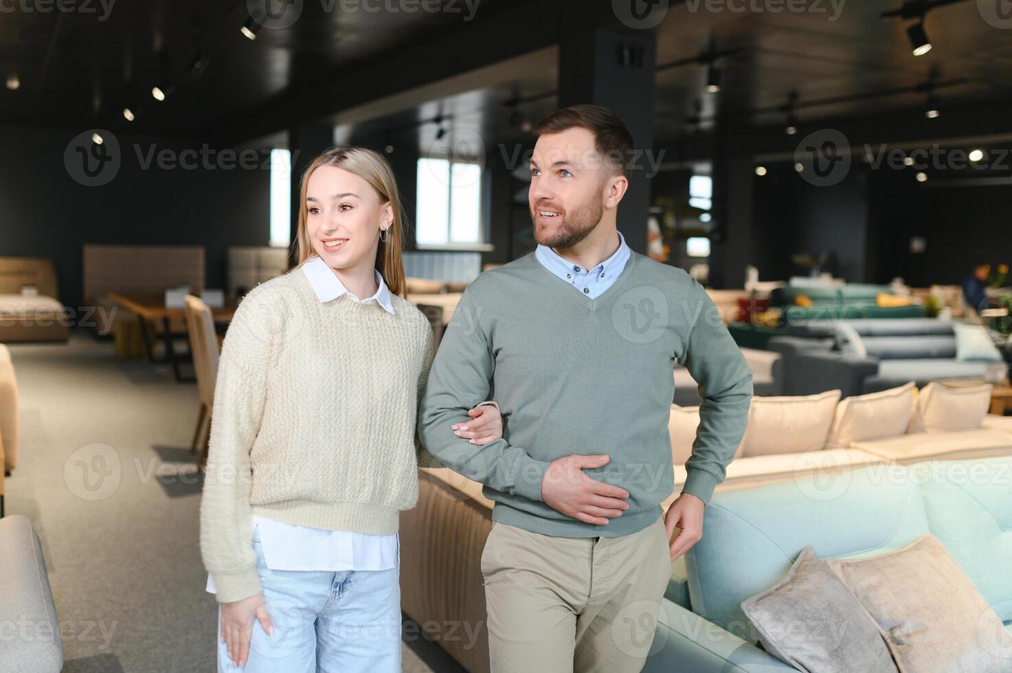 Pareja elegir sofá y almohadas a mueble Tienda foto