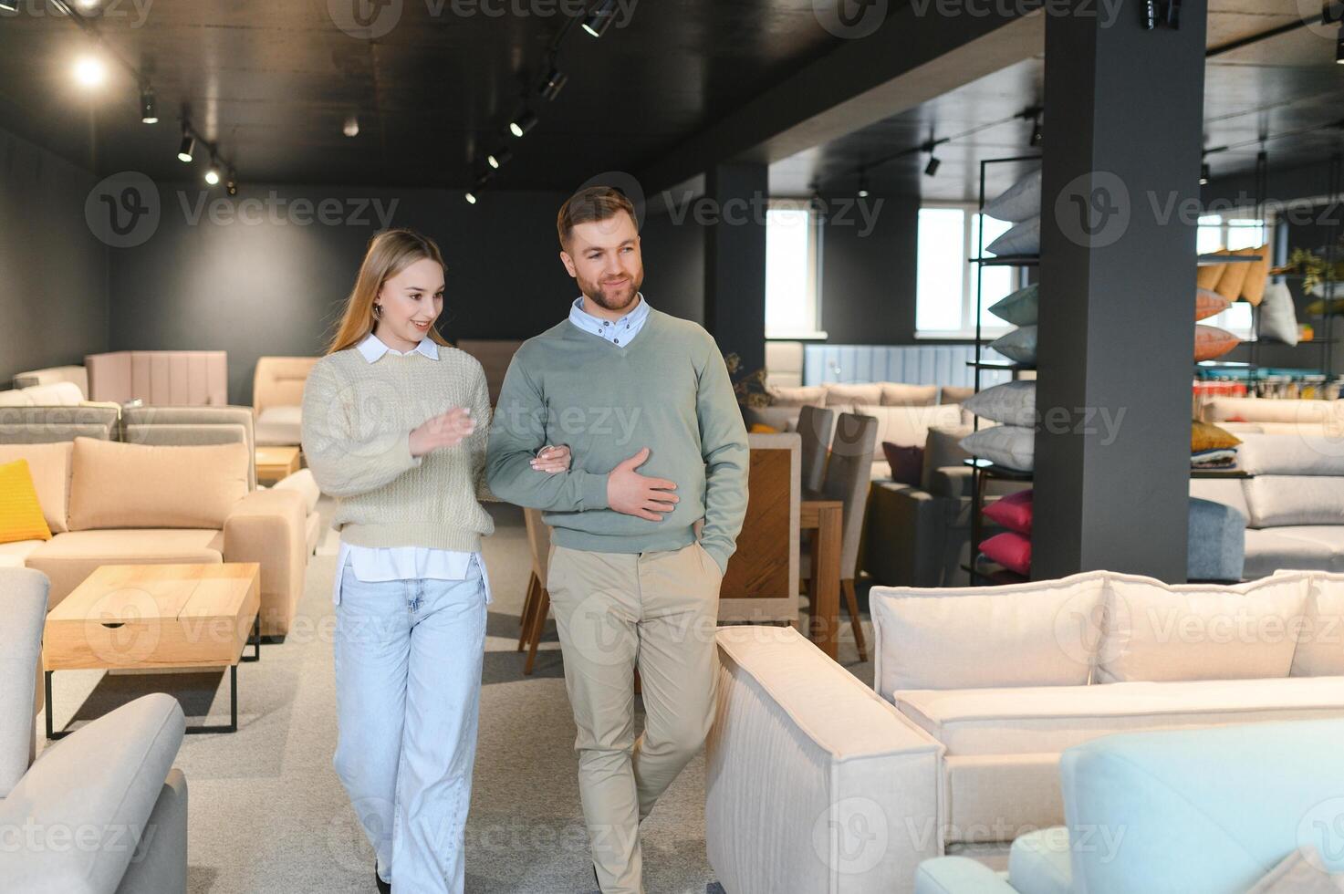 Pareja elegir sofá y almohadas a mueble Tienda foto