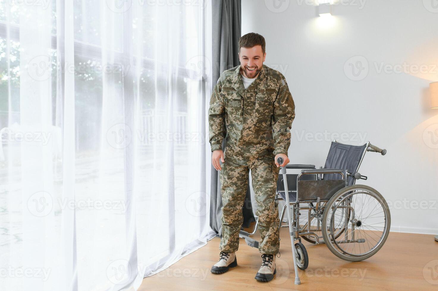 contento soldado en militar uniforme consiguiendo arriba desde silla de ruedas. concepto de rehabilitación de veteranos foto