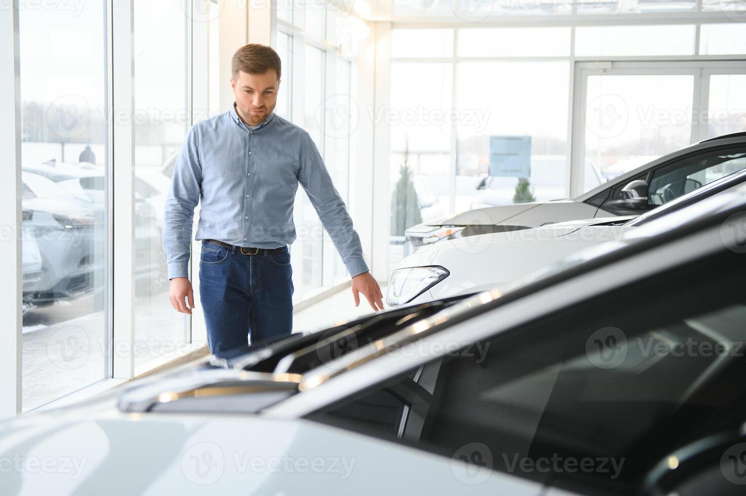 hombre adulto cliente masculino comprador cliente elige auto quiere a comprar nuevo automóvil foto