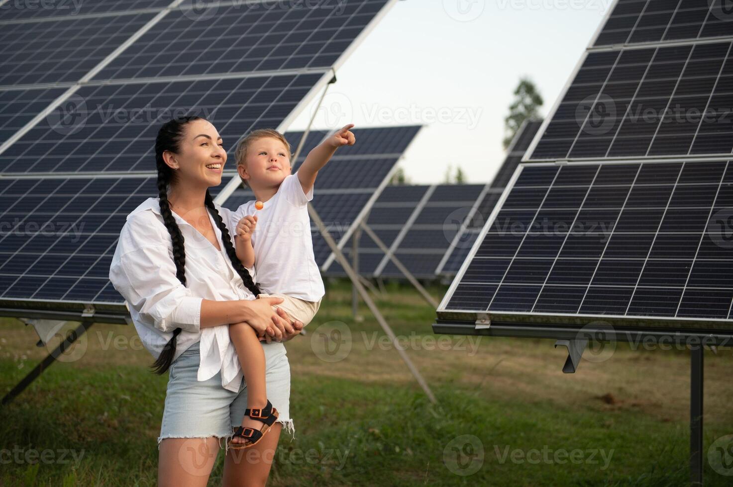 madre con su pequeño hijo por solar paneles foto