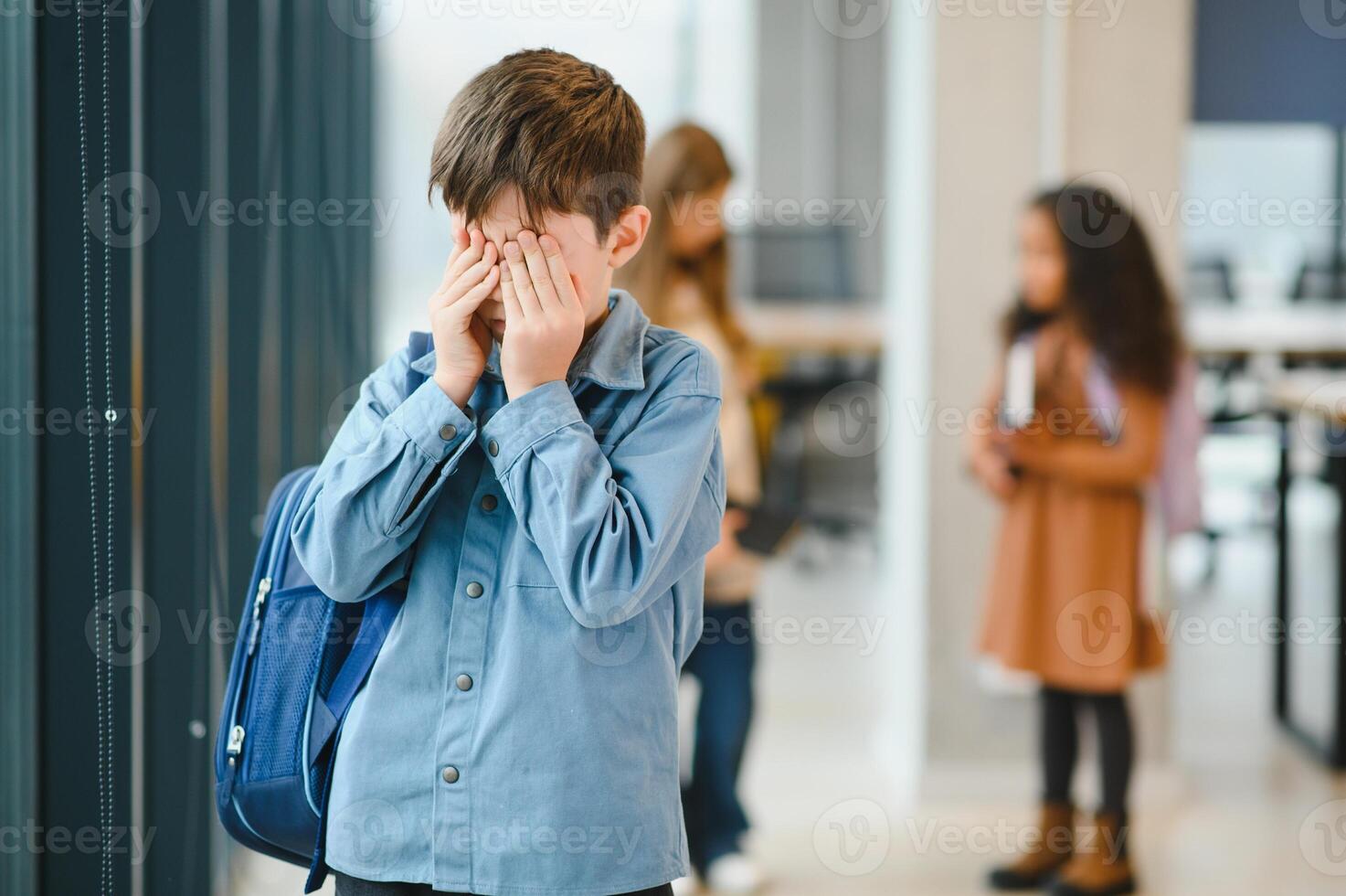 trastornado chico a colegio cubierta su cara con su manos. intimidación a colegio foto