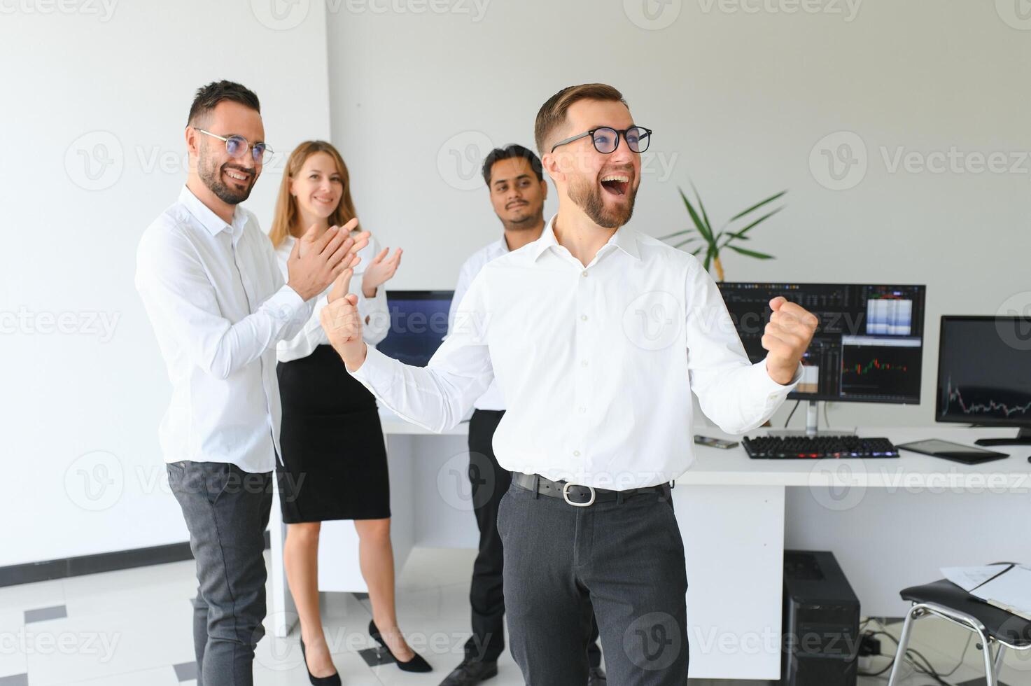 retrato de joven hermoso empresario en oficina con colegas en el antecedentes foto