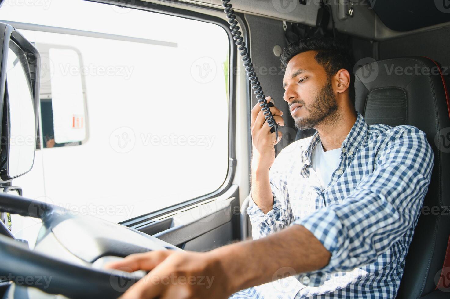 joven indio camión conductor. concepto de la carretera carga transporte. foto