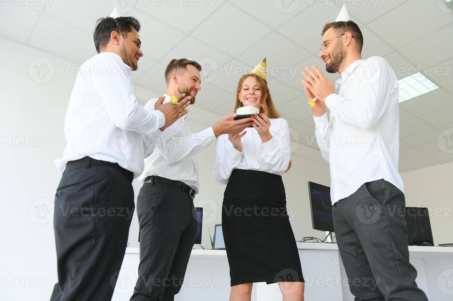 corporativo fiesta y personas concepto - contento equipo con pastel celebrando colega cumpleaños a oficina foto