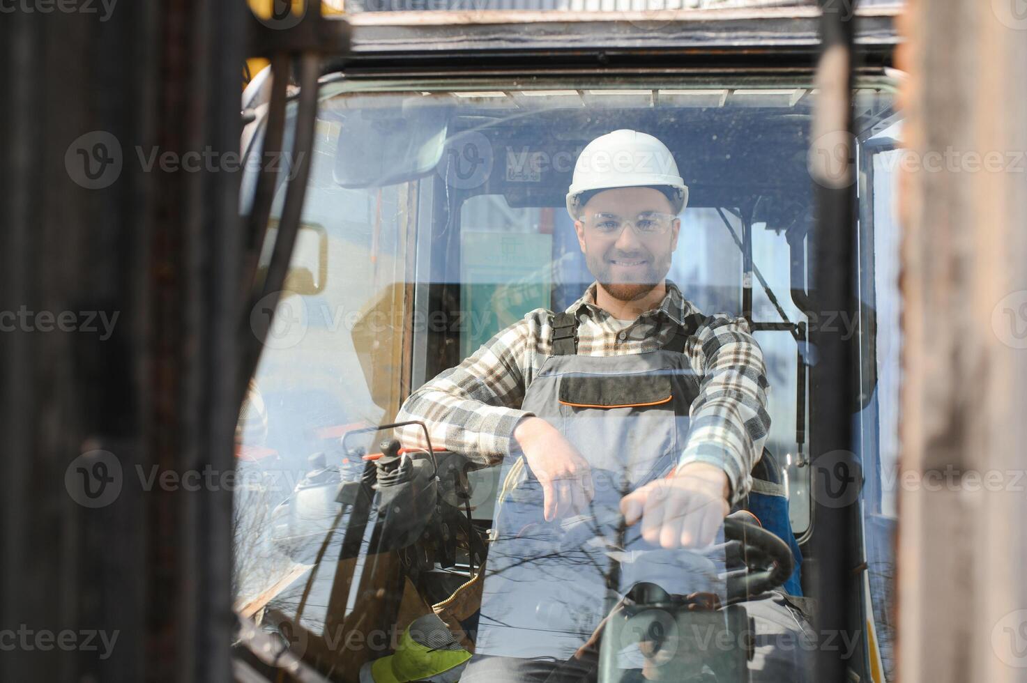 almacén hombre trabajador con máquina elevadora foto