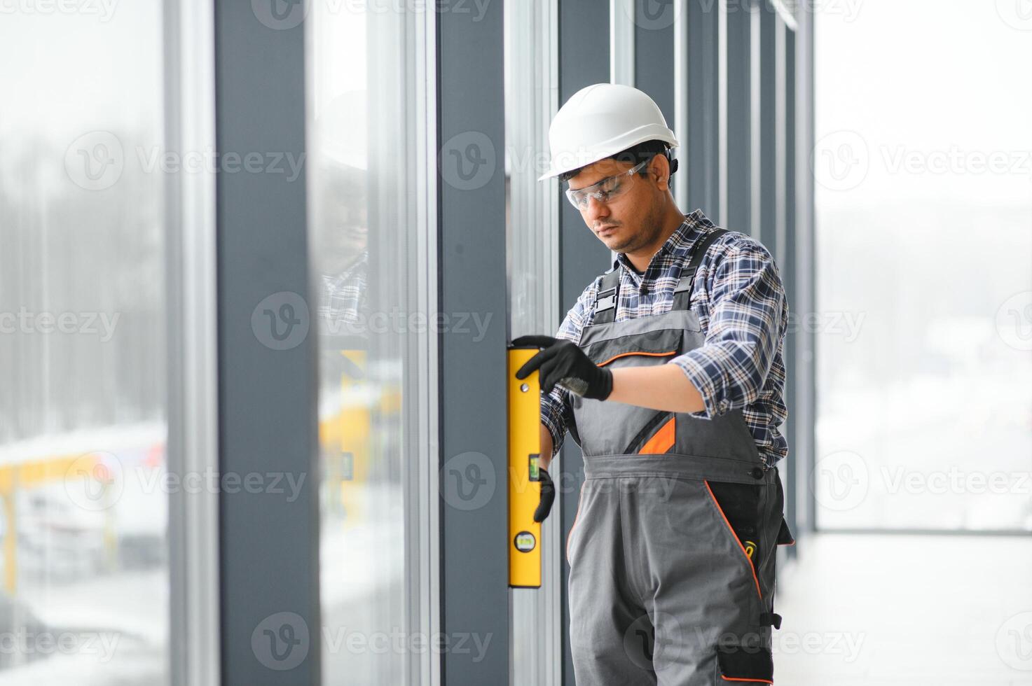 construcción trabajador reparando el plastico ventanas bandera diseño foto