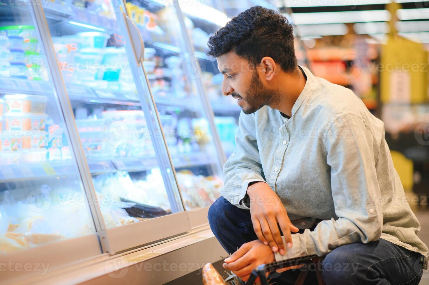 retrato de indio masculino en tienda de comestibles con positivo actitud foto