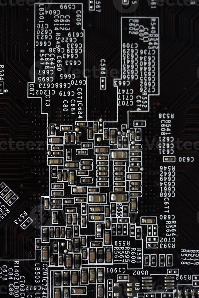 un marrón impreso circuito tablero con resistencias y condensadores un electrónico tablero con radio elementos. foto