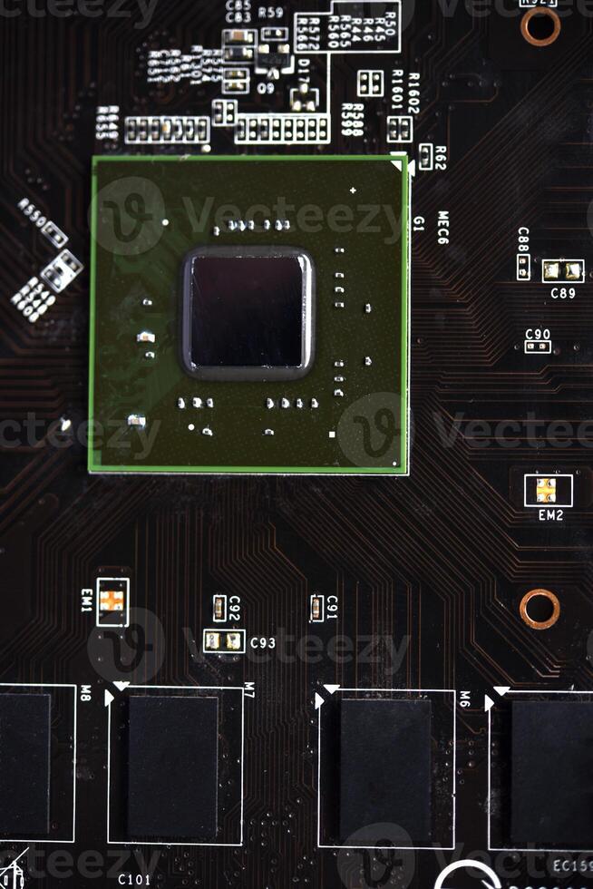 un marrón impreso circuito tablero con un procesador chip y memoria tiras. electrónico componentes en el gráficos tarjeta. foto