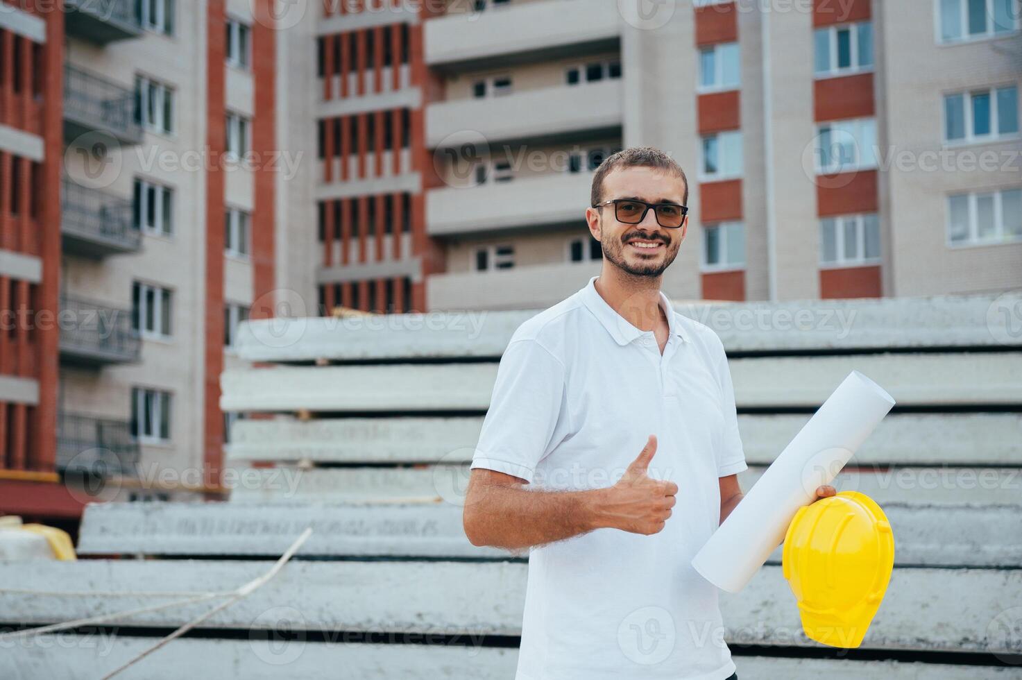 retrato de un arquitecto constructor estudiando diseño plan de el habitaciones, grave civil ingeniero trabajando con documentos en construcción sitio. foto