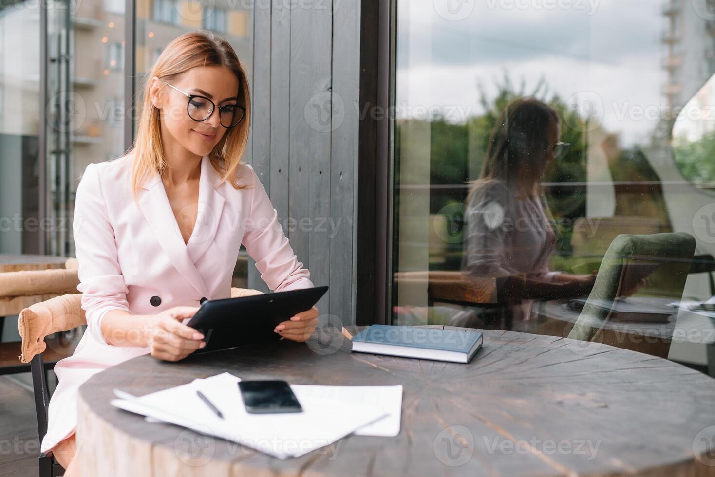 retrato de joven atractivo mujer de negocios examinando papeleo en ensenada ligero oficina interior sentado siguiente a el ventana, negocio mujer leer algunos documentos antes de reunión, filtrado imagen. foto