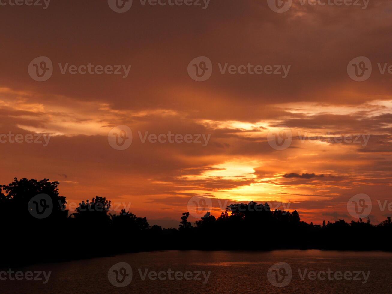 espectacular puesta de sol encima, naranja Dom creciente arriba terminado el horizonte foto