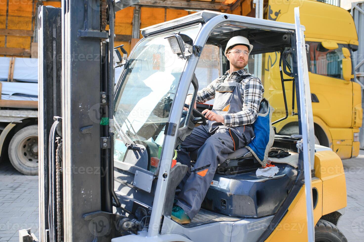 almacén hombre trabajador con máquina elevadora foto