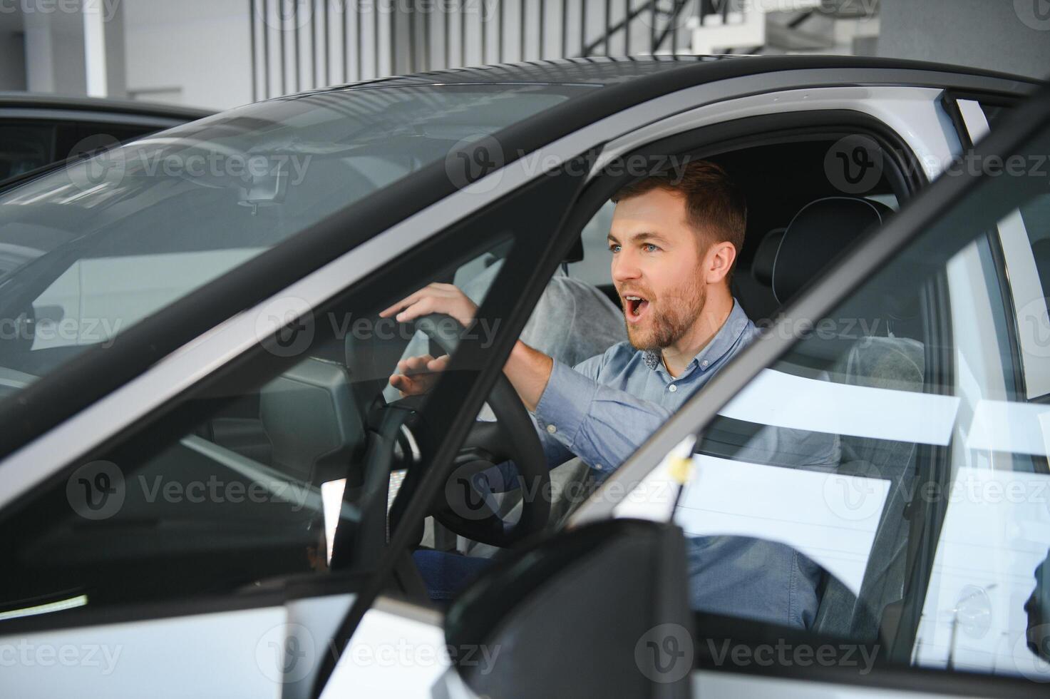 hombre adulto cliente masculino comprador cliente elige auto quiere a comprar nuevo automóvil foto