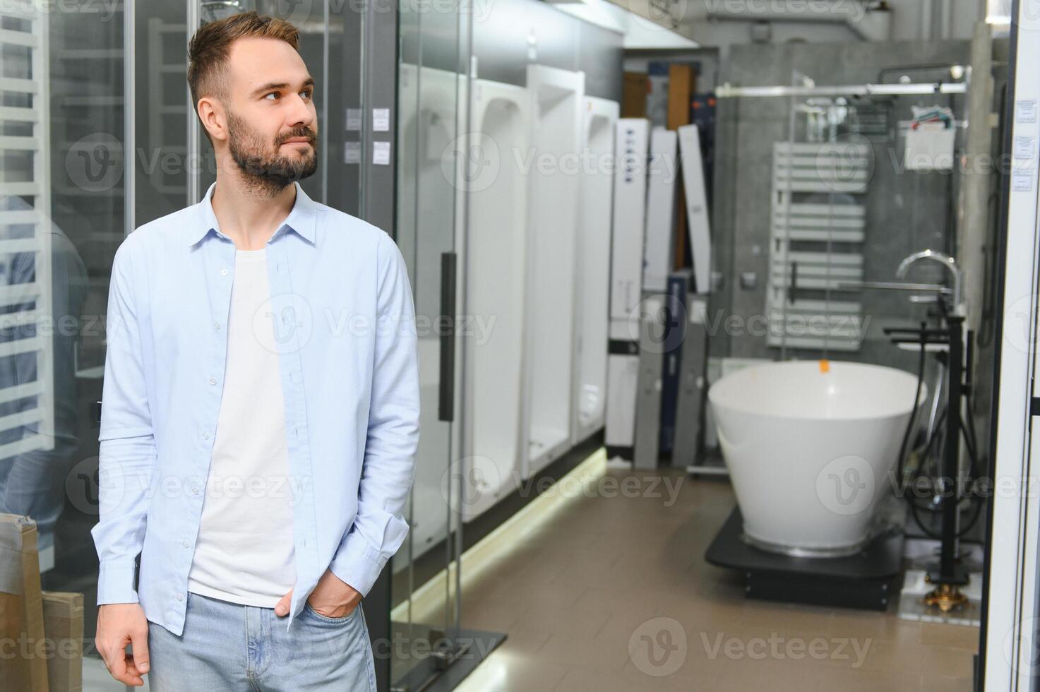 joven hombre elegir un bañera y bañera lavabo foto