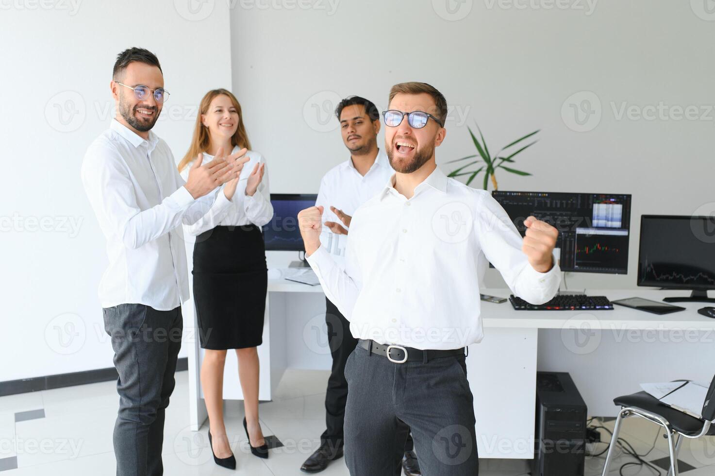 retrato de joven hermoso empresario en oficina con colegas en el antecedentes foto