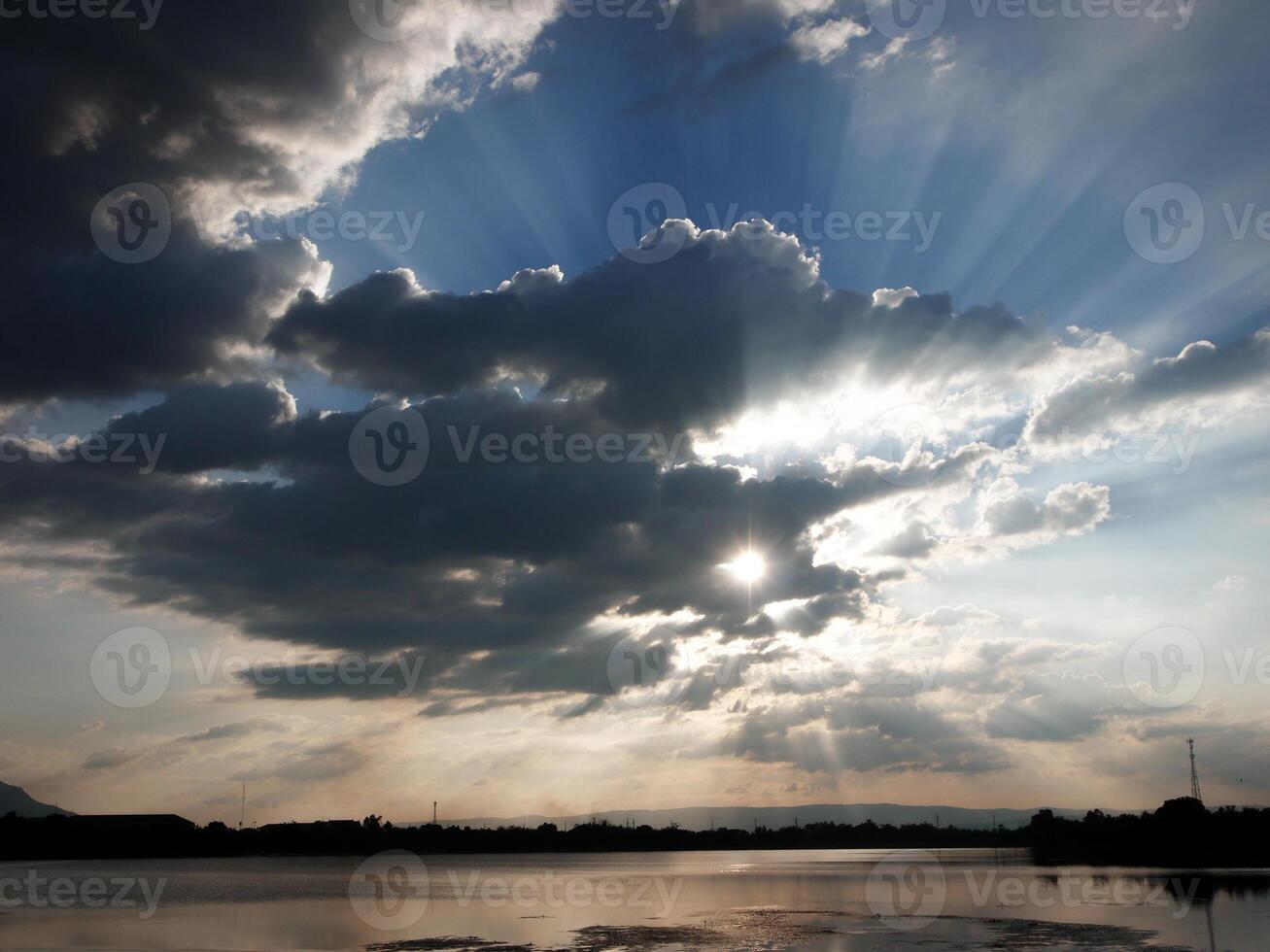 espectacular puesta de sol encima, naranja Dom creciente arriba terminado el horizonte foto