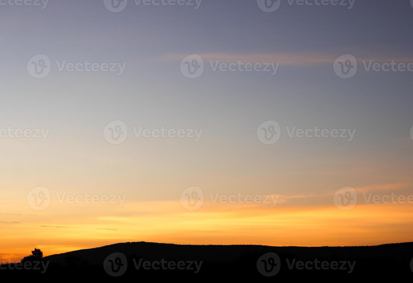 espectacular puesta de sol encima, naranja Dom creciente arriba terminado el horizonte foto