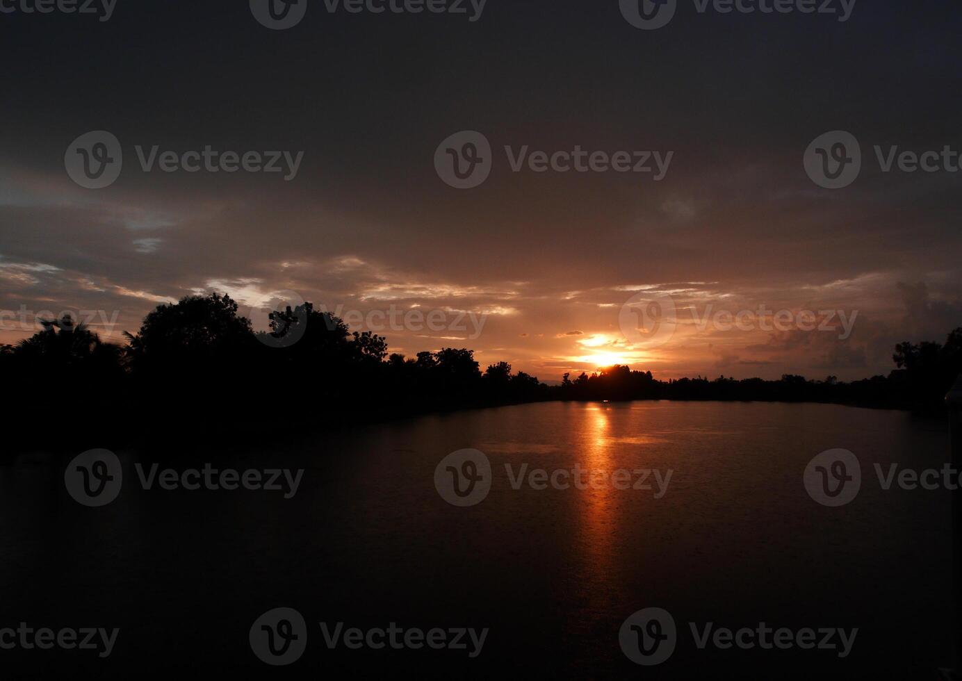 espectacular puesta de sol encima, naranja Dom creciente arriba terminado el horizonte foto