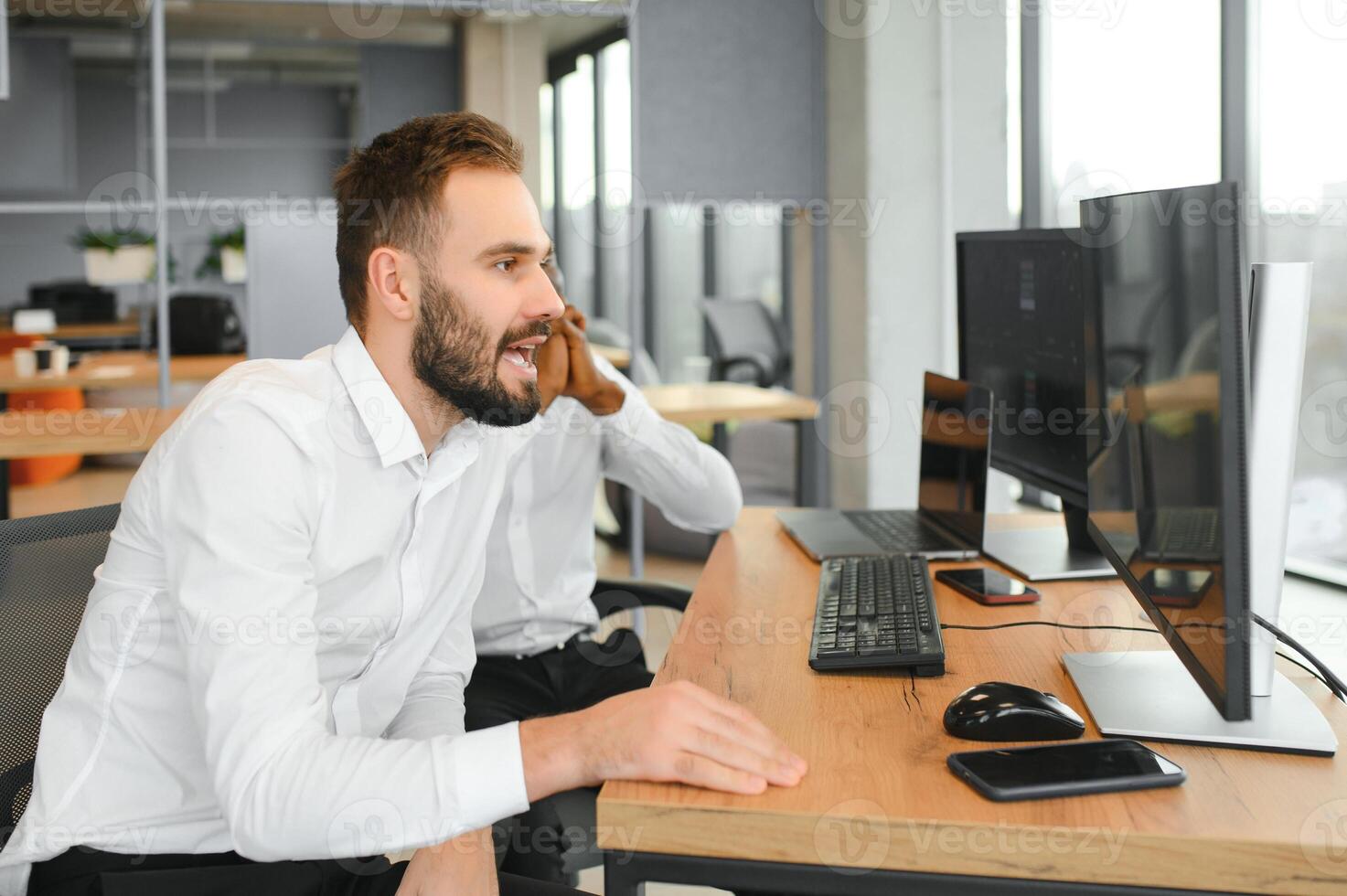 dos infeliz cansado empresario, corporativo gerente, se sienta a el lugar de trabajo, cansado desde en línea trabajar, estresado, nervioso, masajes el puente de su nariz, cerrado su ojos, experimentando un dolor de cabeza foto