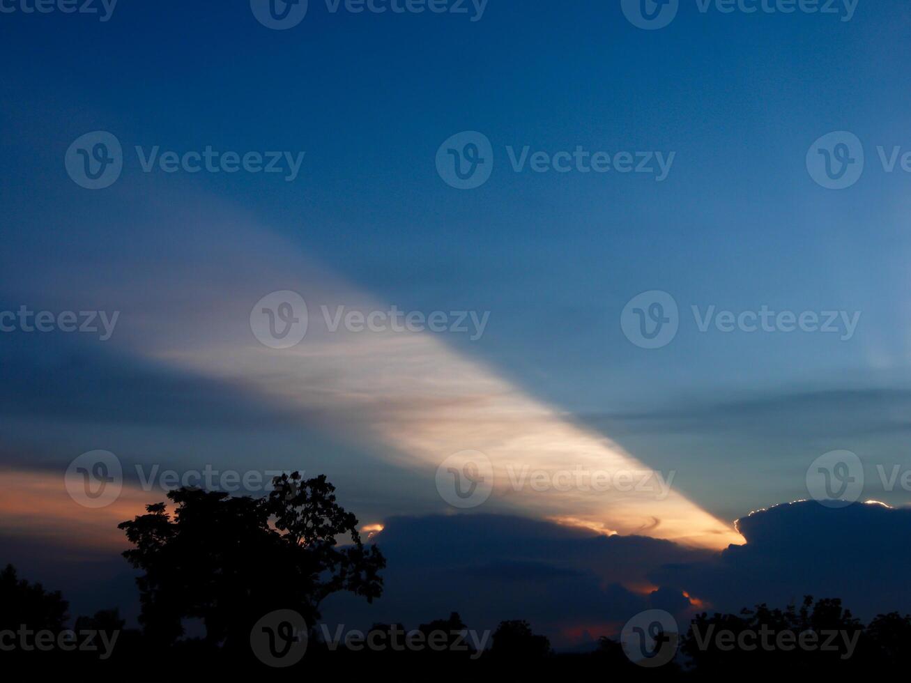 espectacular puesta de sol encima, naranja Dom creciente arriba terminado el horizonte foto