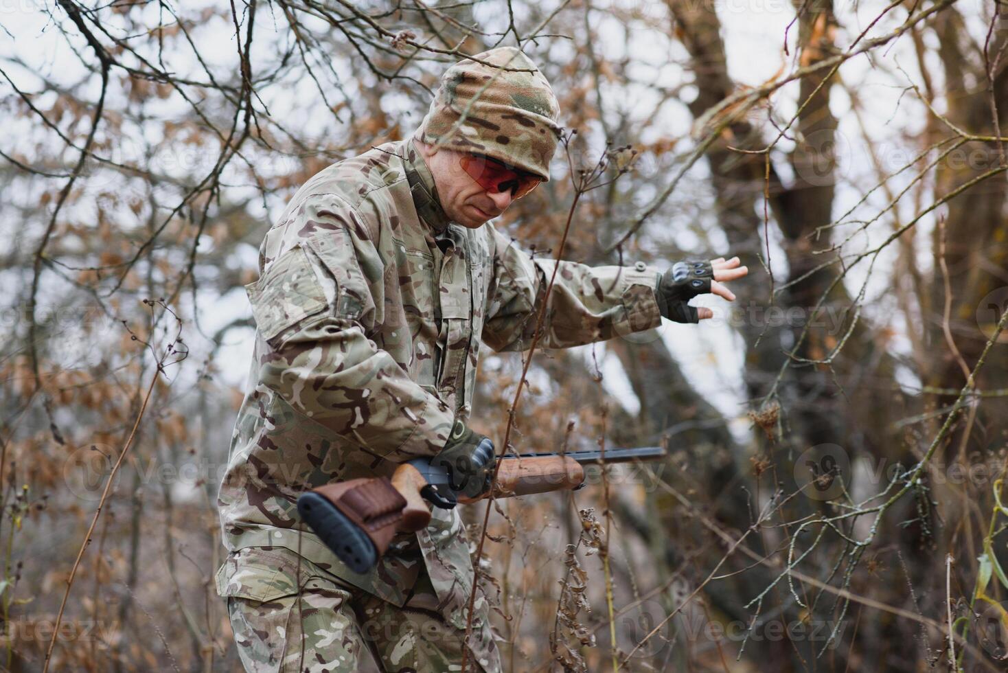 caza permiso. hombre brutal guardabosque naturaleza antecedentes. cazador gastar ocio caza. cazador sostener rifles. atención y concentración de experimentado cazador. caza y captura estaciones foto