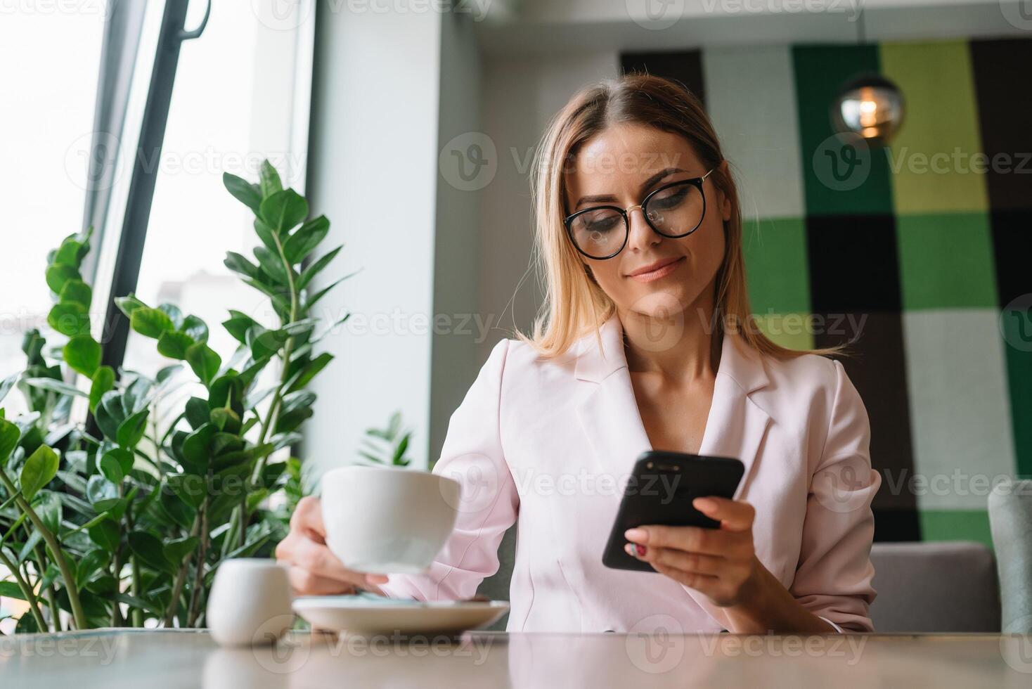 sonriente mujer de negocios utilizando tableta computadora café tienda foto