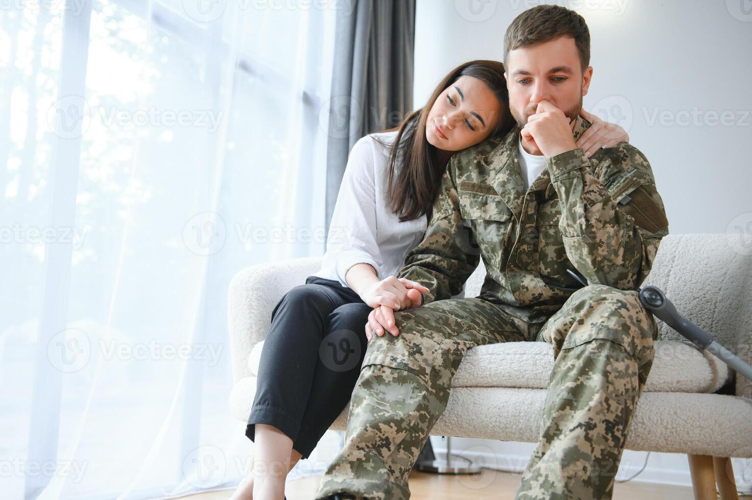 un esposa apoyos un triste militar marido quien tiene salud problemas después volviendo hogar desde el guerra foto